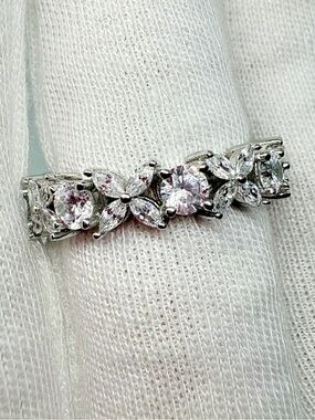 Sterling Silver Natural Zircon Floral Design Ring!